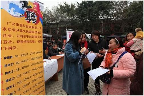 BOB半岛·(中国)官方网站工地招人有多难？包工头：干一天给300包吃住招工7天(图1)