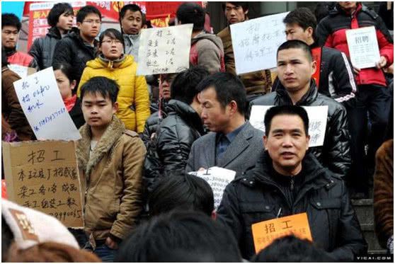 BOB半岛·(中国)官方网站工地招人有多难？包工头：干一天给300包吃住招工7天(图3)
