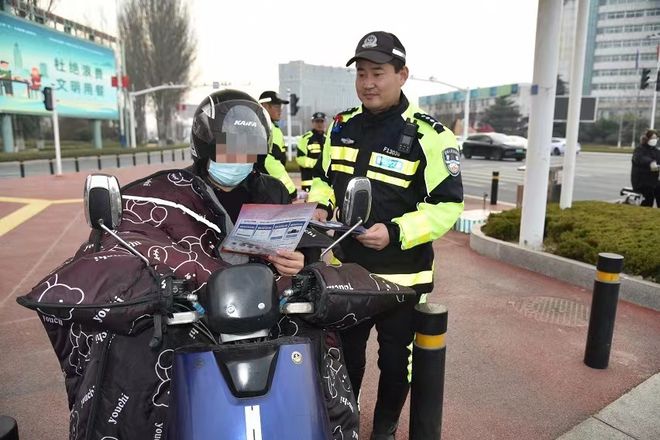BOB半岛头盔规范戴安全不懈怠！临沂公安持续开展“一盔一带”安全守护行动(图2)