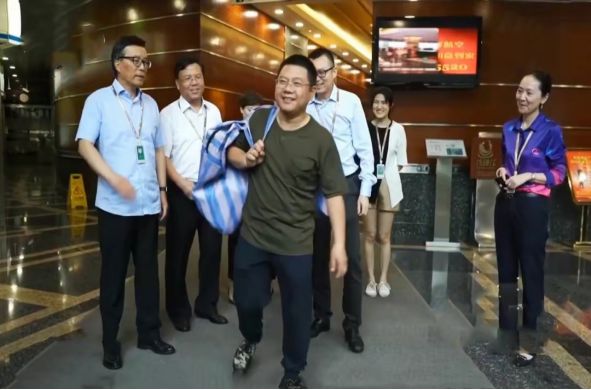 BOB半岛上海一身价35亿大老板假扮农民工到工地上班第一天差点被开除(图5)