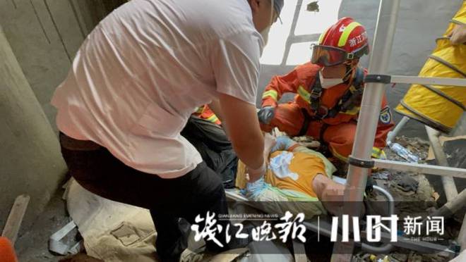 BOB半岛·(中国)官方网站杭州杭海路一工地今天有名男子掉进了坑洞消防员紧急救援