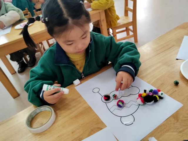 BOB半岛·(中国)官方网站江安县夕佳山镇中心幼儿园开展“暖暖的帽子”创意美术手(图2)