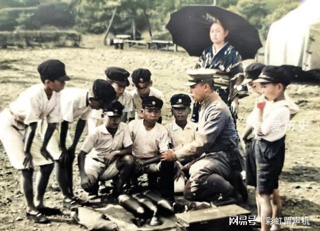 BOB半岛从小接受军国教育的日本儿童彩照 把征服海外作为自己的梦想(图2)