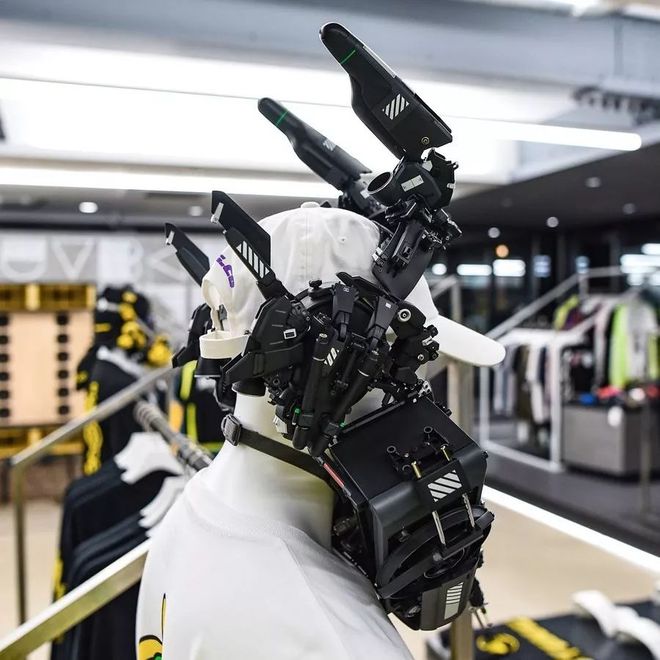 BOB半岛·(中国)官方网站为Demna做装置、给Kanye制作元宇宙造型IKE(图15)