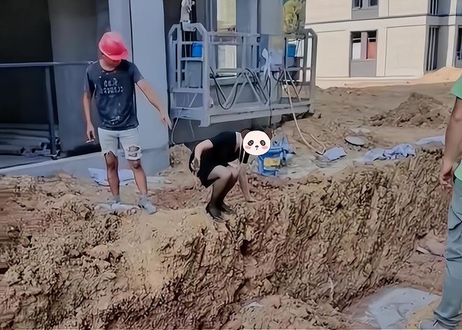 BOB半岛女子穿超短裙去工地视察行动不便只好脱掉高跟鞋跳上跳下