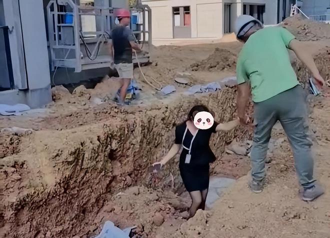 BOB半岛女子穿超短裙去工地视察行动不便只好脱掉高跟鞋跳上跳下(图2)