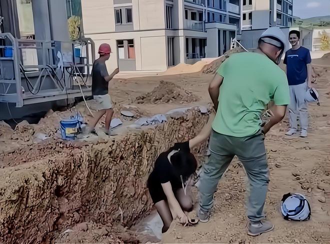 BOB半岛女子穿超短裙去工地视察行动不便只好脱掉高跟鞋跳上跳下(图3)