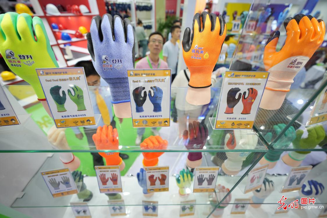 BOB半岛第105届中国劳动保护用品交易会在山东烟台开幕
