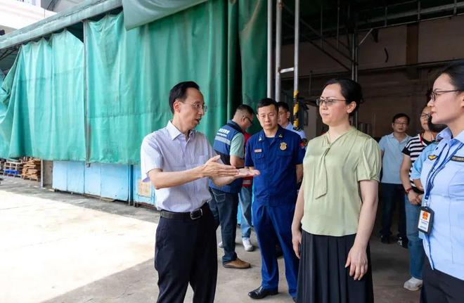BOB半岛·(中国)官方网站迎国庆筑安全！市镇领导开展国庆节前安全生产督导检查(图3)