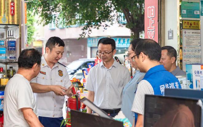 BOB半岛·(中国)官方网站迎国庆筑安全！市镇领导开展国庆节前安全生产督导检查(图2)