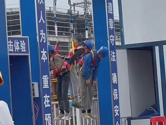 BOB半岛·(中国)官方网站四川宜宾3名工人施工未系安全带被吊工地示众惹争议(图6)