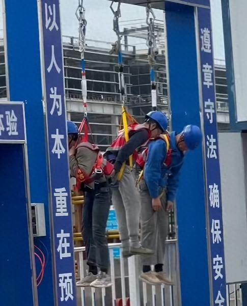 BOB半岛三名工人被