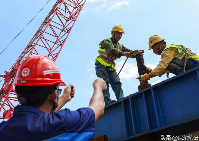 BOB半岛三名工人被(图7)