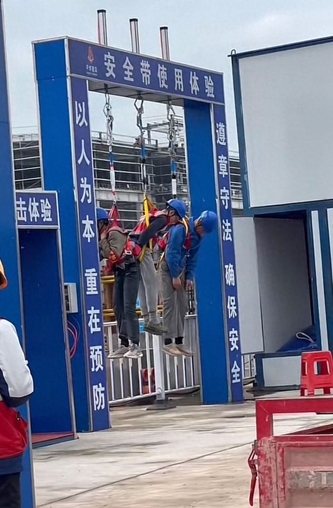 BOB半岛太极端？3名工人高空作业未系安全带被吊工地门口示众
