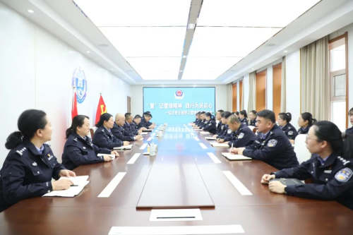 BOB半岛·(中国)官方网站“锋”火相传！让“雷锋精神”在警营绽放！(图2)